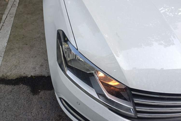 Used Volkswagen Lavida 2017 1.6L Manual Comfort Edition Right Front Headlight