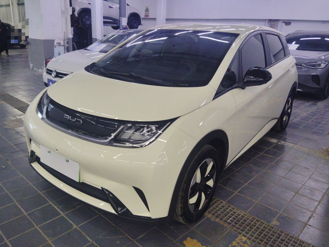 Под передней частью автомобиля