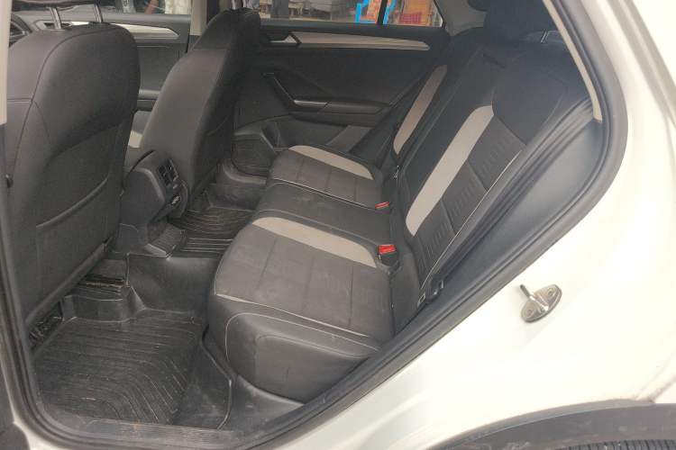 Used Volkswagen T-ROC 2019 230TSI DSG Two-Wheel-Drive Advanced Version China VI Standard Left Rear Seat