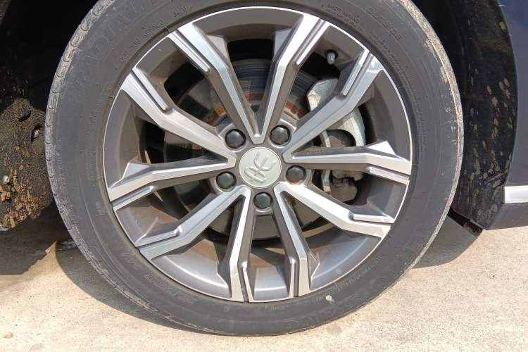 Used BYD Song MAX 2021 Upgraded Model 1.5T Automatic Flagship Version with 6 Seats Right Front Wheel Hub