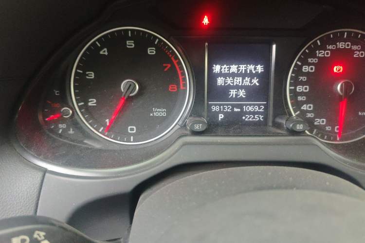 Used Audi Q5 2015 40 TFSI Technology Edition Odometer Close Up