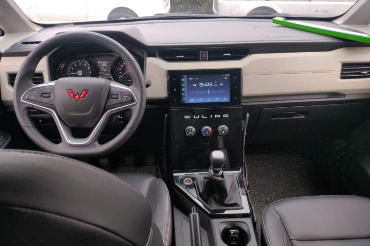 Used Wuling Zhengcheng 2021 1.5T Manual Luxury Version Center Console