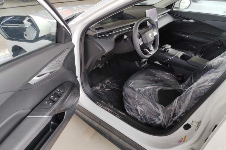 Used CHANGAN Eado 2025 Blue Whale 1.5T 500Bar Prestige Model
