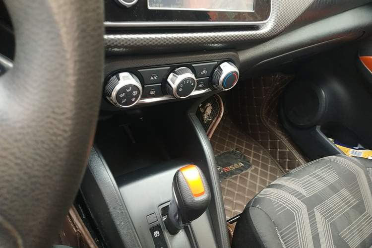 Used Nissan Kicks 2020 1.5L XL CVT Cool Enjoyment Edition Gear Lever