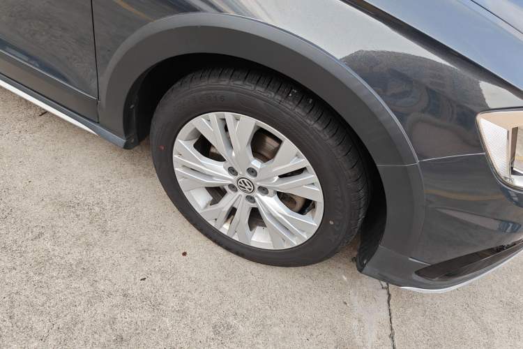 Used Volkswagen C-TREK 2017 230TSI Manual Comfort Version Right Front Wheel Hub