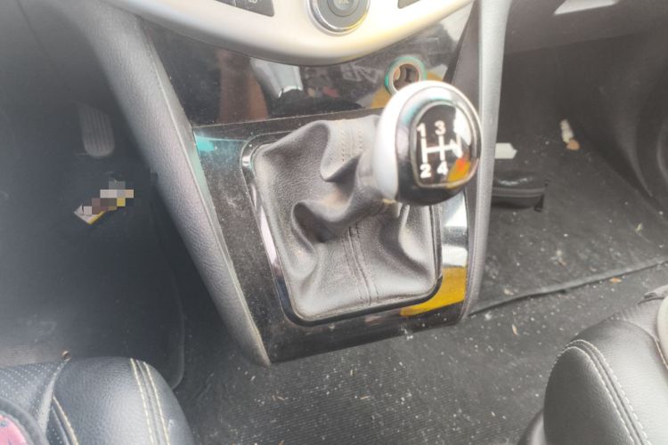 Used BYD S6 2014 2.0L Manual Luxury 5-Seater Gear Lever