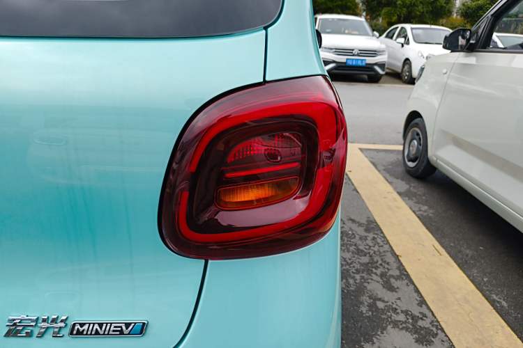 Used Wuling Hongguang MINIEV 2025 Four-Door Version Advanced Edition Exterior 3