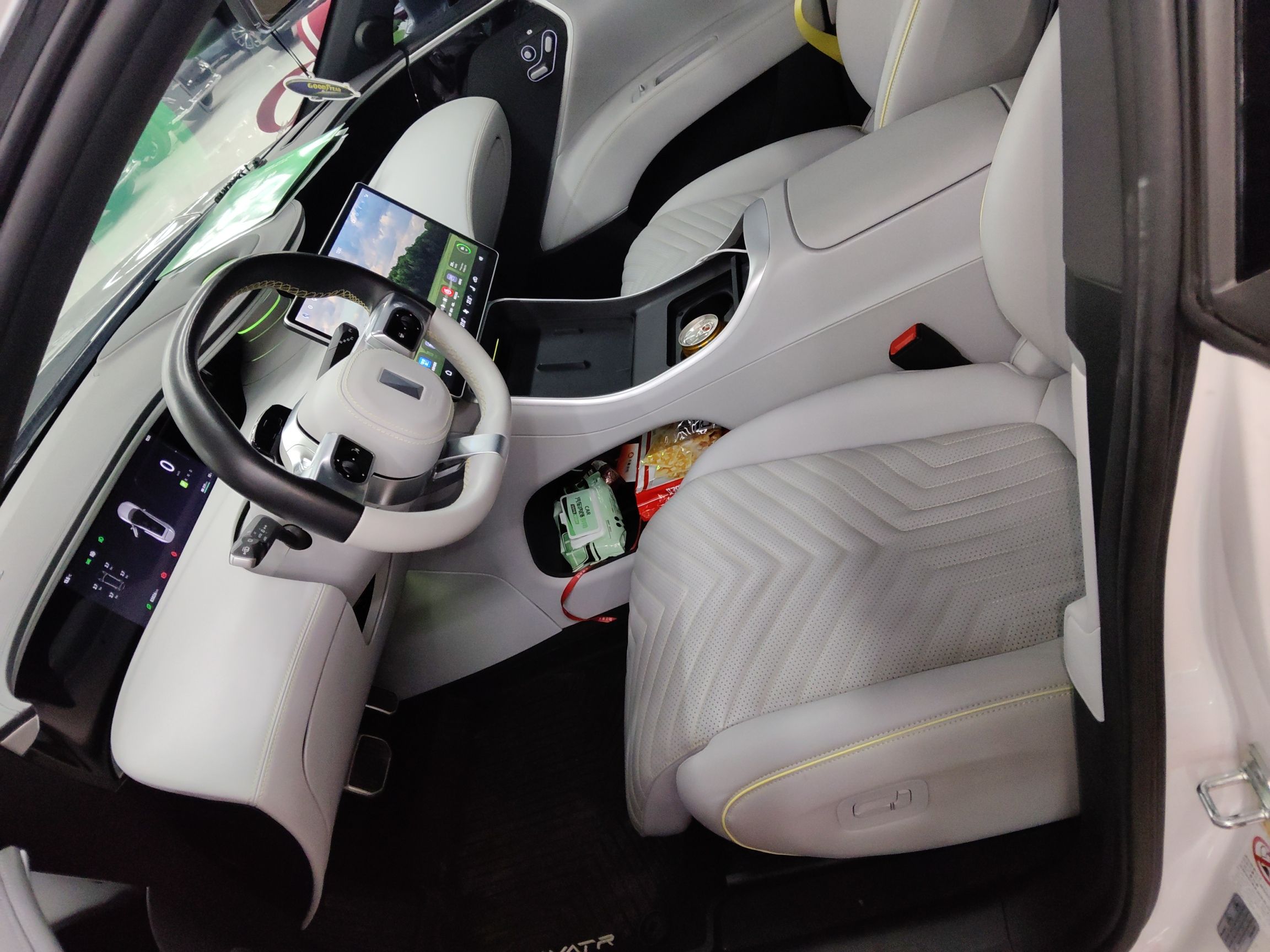 المقاعد الأمامية داخل السيارة