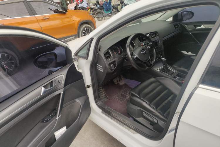 Used Volkswagen Golf 2016 230TSI Automatic Luxury Version
