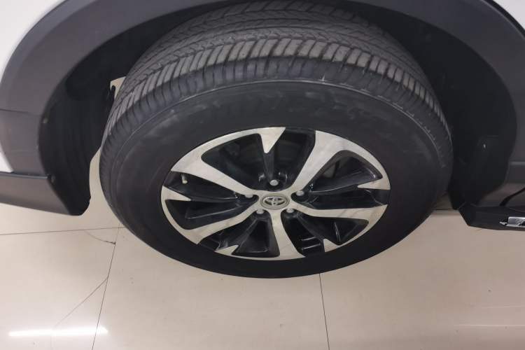 Used Toyota RAV4 2016 2.0L CVT Two-Wheel Drive Fashion Edition China V Standard Exterior 5