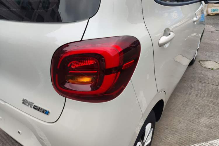 Used Wuling Hongguang MINIEV 2025 Four-Door Version Advanced Edition Right Rear Taillight