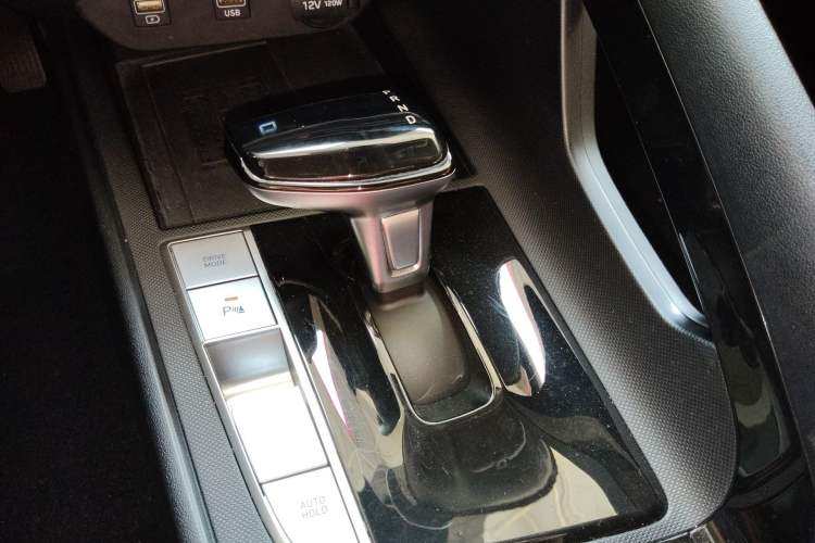 Used Hyundai Elantra 2022 1.5L CVT LUX Black Knight Limited Edition Gear Lever