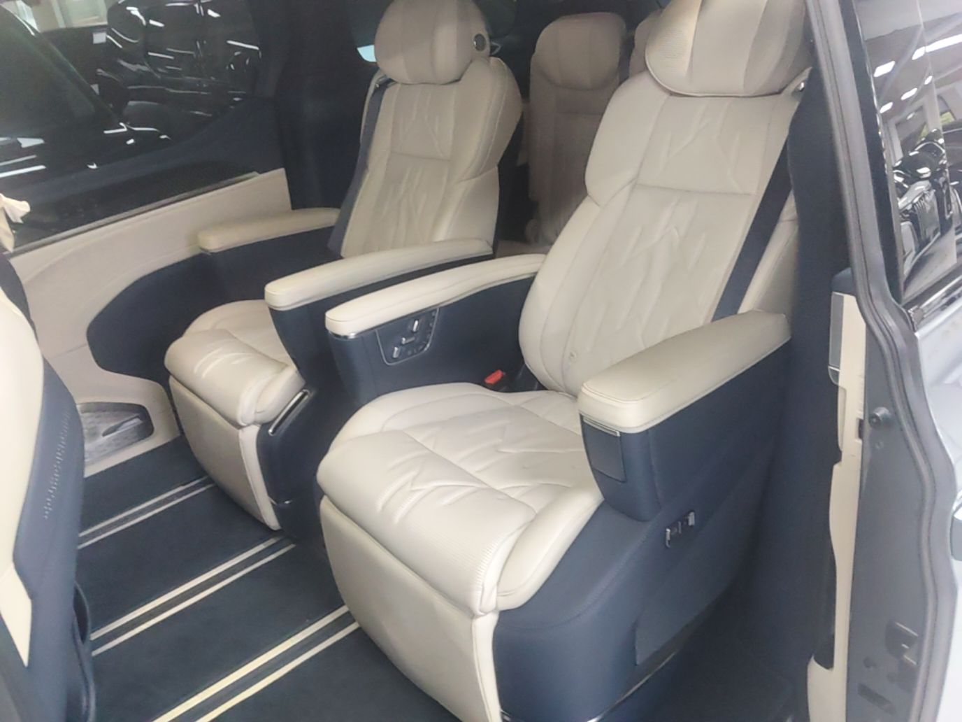 Zeekr 009 2024 7-Seater Walk-Through Version Four-Wheel Drive 108 kWh — снимка 20