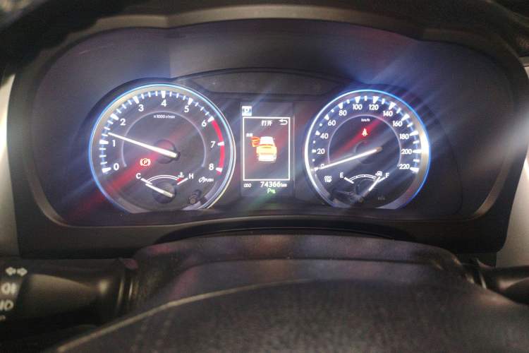 Used Toyota Highlander 2018 2.0T Four-Wheel Drive Luxury Edition 7 Seats China V Emission Standard
