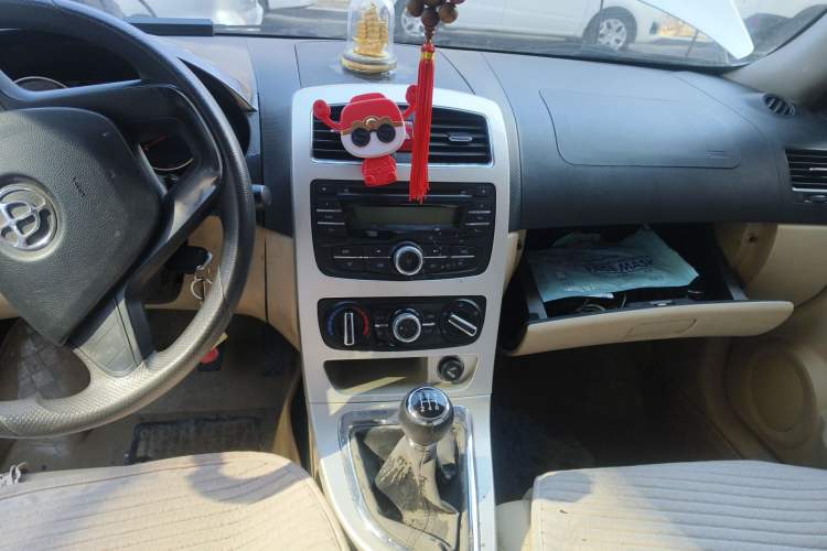 Used Brilliance H330 2013 1.5L Manual Comfort Model Audio And AC Panel