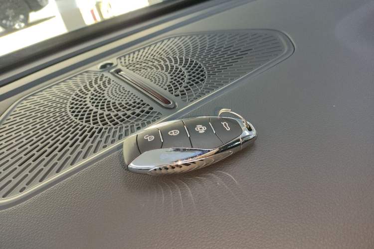 Used Hongqi HS7 PHEV 2024 2.0T PHEV Four-Wheel Drive Flagship Edition 6 Seats Vehicle Key