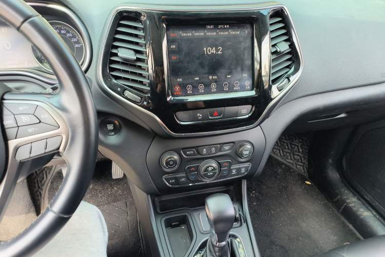 Used Jeep Cherokee 2019 2.0T Two-Wheel Drive Smart Enjoyment Version China VI Audio And AC Panel