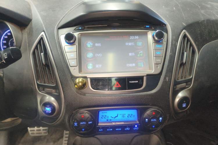 Used Hyundai ix35 2012 2.4L Automatic Two-Wheel Drive Prestige Edition GLS Audio And AC Panel