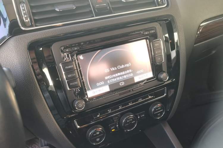 Used Volkswagen Sagitar 2015 280TSI Automatic Flagship Model Audio And AC Panel