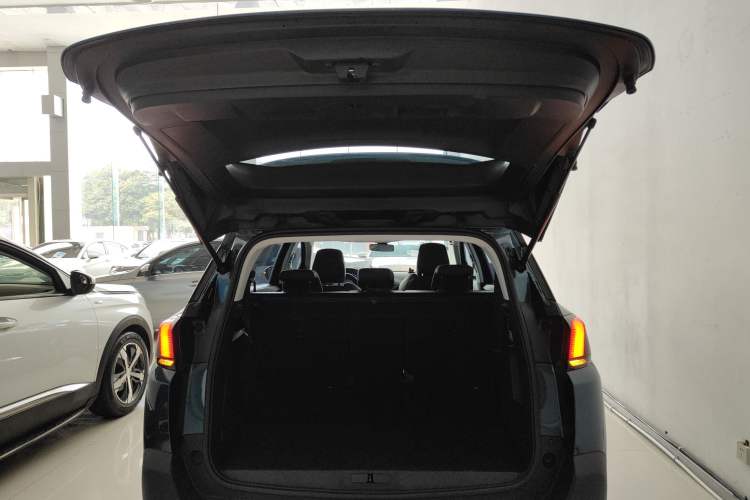 Used Peugeot 5008 2017 380THP 7-Seater Elite Edition Trunk