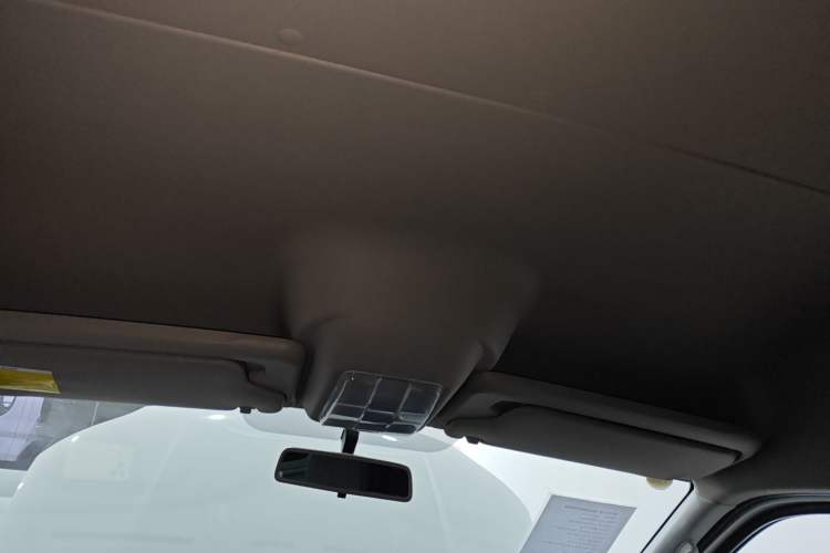 Used SAIC MAXUS Xintu V80 2021 2.0T AMT Classic Aoyuntong Short Wheelbase Mid-Roof 5/6-Seater
