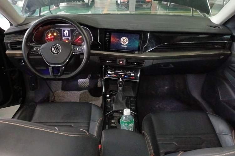Used Volkswagen Passat 2020 Facelift 330TSI Elite Edition China VI Standard Center Console