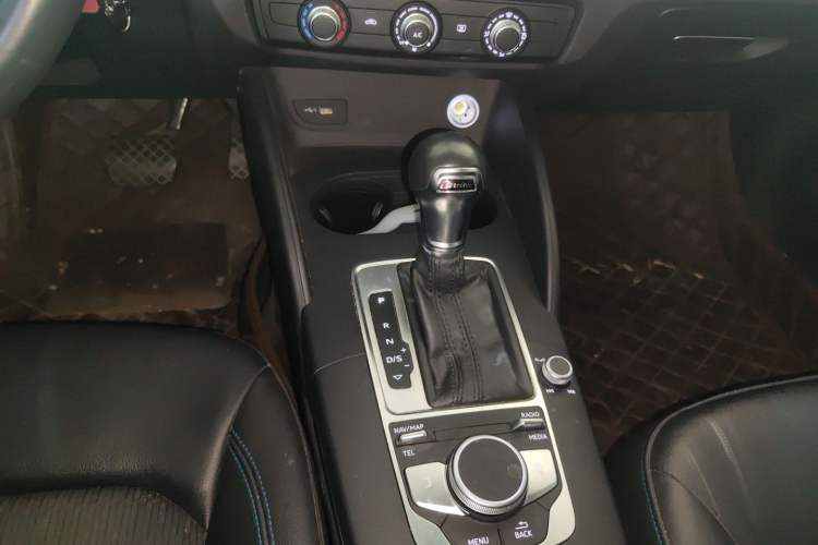 Used Audi A3 2020 Limousine 35 TFSI Fashion Edition China VI Emission Standard Gear Lever