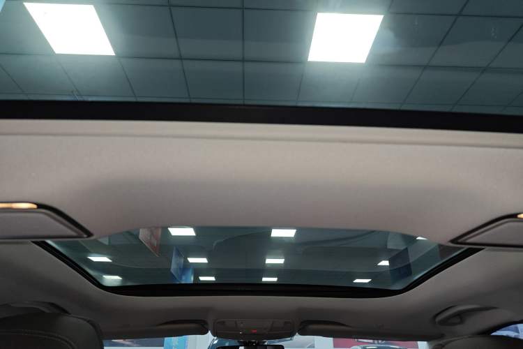 Used Mercedes-Benz E-Class New Energy 2022 E 350 e L Plug-in Hybrid Sedan Headliner