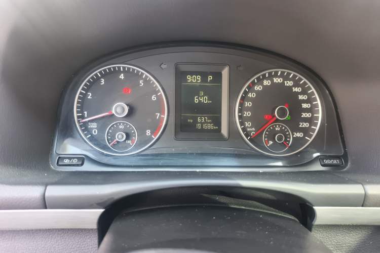 Used Volkswagen Touran 2015 1.4T DSG Comfort Edition 5 Seats Odometer Close Up