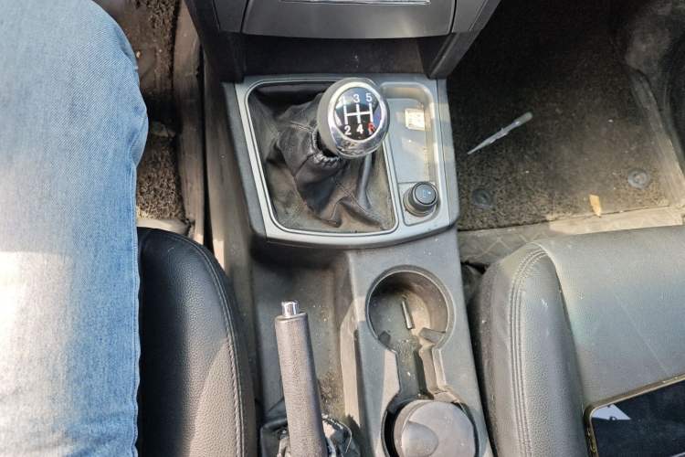 Used JMC Yuhu 7 2016 2.4L Two-Wheel Drive Luxury Version 4G69