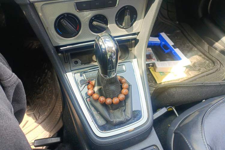 Used Volkswagen Gran Lavida 2013 1.4 TSI Automatic Comfort Model Gear Lever