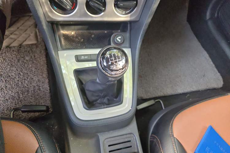 Used Volkswagen Gran Lavida 2013 1.6L Manual Fashion Model