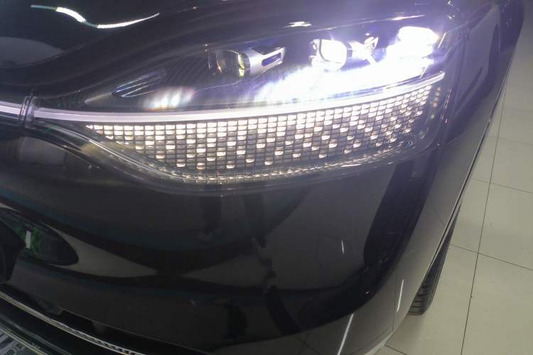 Used Hima AITO M9 2025 Extended-Range Ultra Version 52 kWh 6-Seater Left Front Headlight