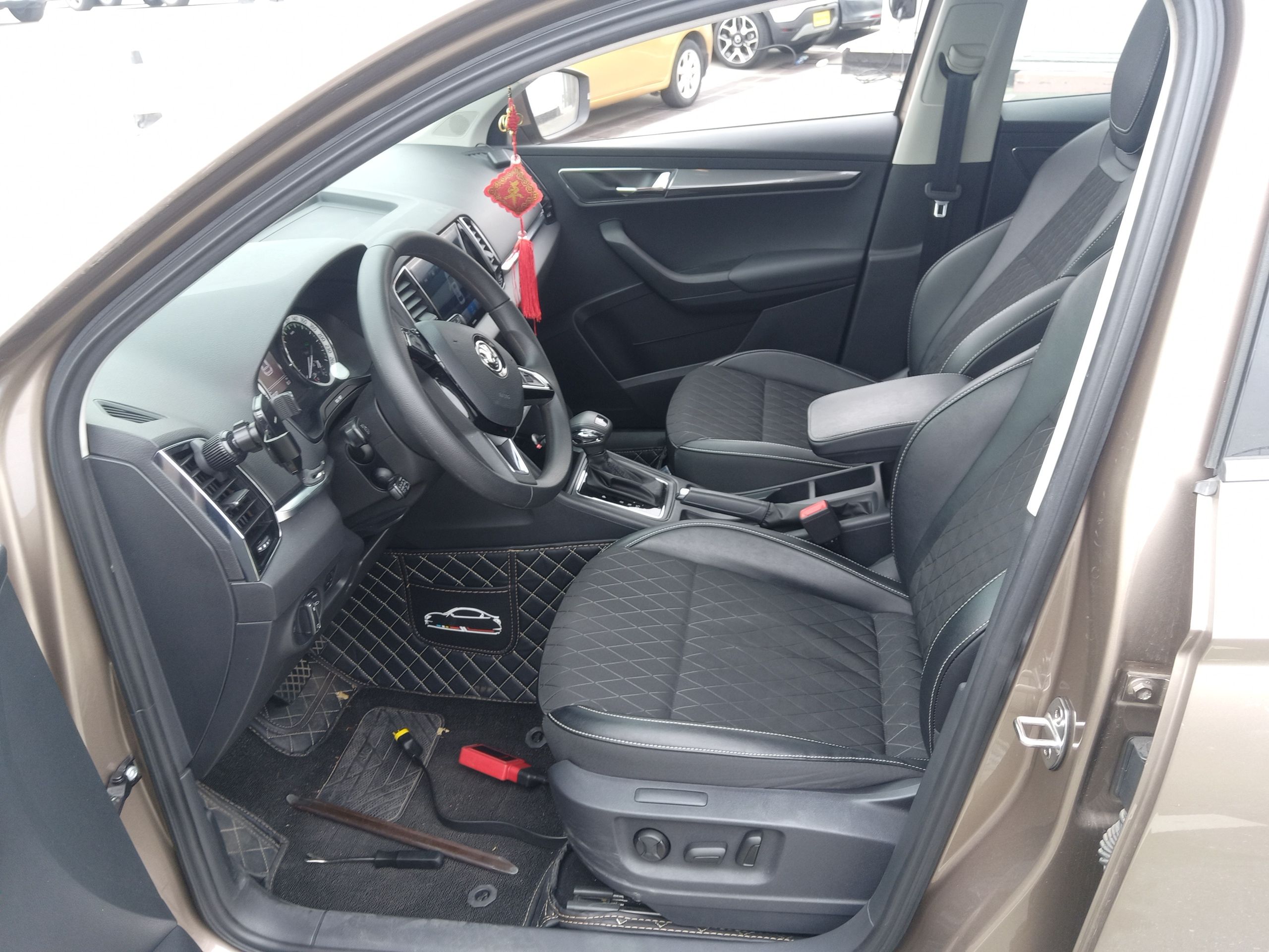 Переднее сиденье в автомобиле