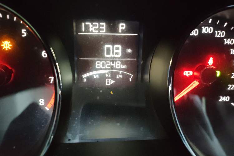 Used Volkswagen C-TREK 2017 230TSI DSG Comfort Version Odometer Close Up