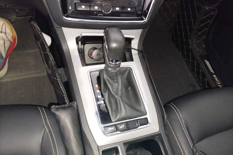 Used Roewe RX5 2020 20T Automatic 4G Connected Million Edition Gear Lever