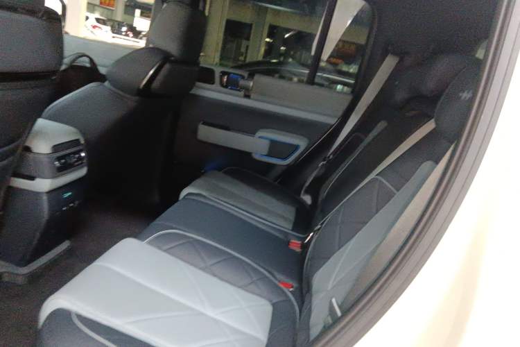 Used Formula Leopard Leopard 5 2024 Cloud Ride Luxury Edition
