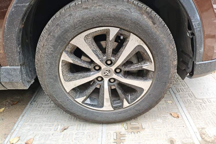 Used Toyota RAV4 2016 2.0L CVT Two-Wheel Drive Fashion Edition China V Standard Right Front Wheel Hub
