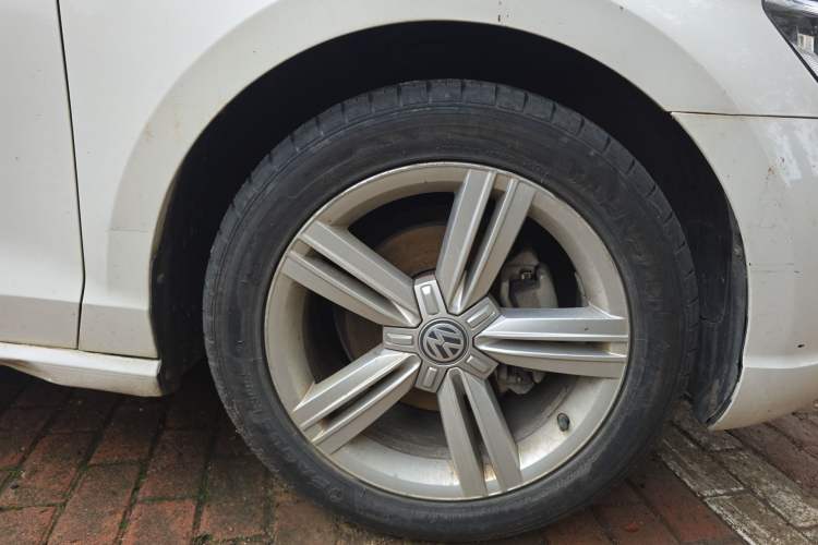 Used Volkswagen Lamando 2017 280TSI DSG Comfort Edition Right Front Wheel Hub