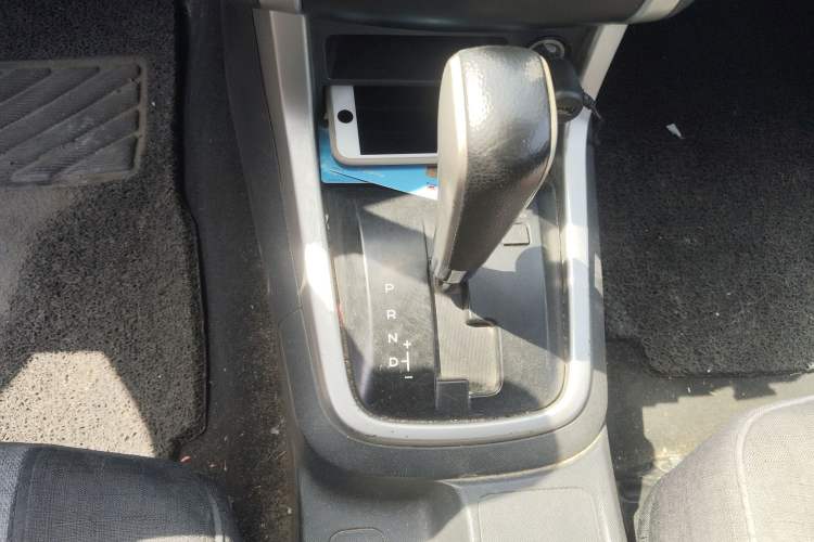 Used Isuzu D-MAX 2015 2.5T Two-Wheel Drive Automatic High-Performance Elite Version 4JK1 Gear Lever