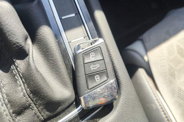 Used Volkswagen Magotan 2023 2 Million Units Commemorative Edition 330TSI DSG Luxury Version Vehicle Key