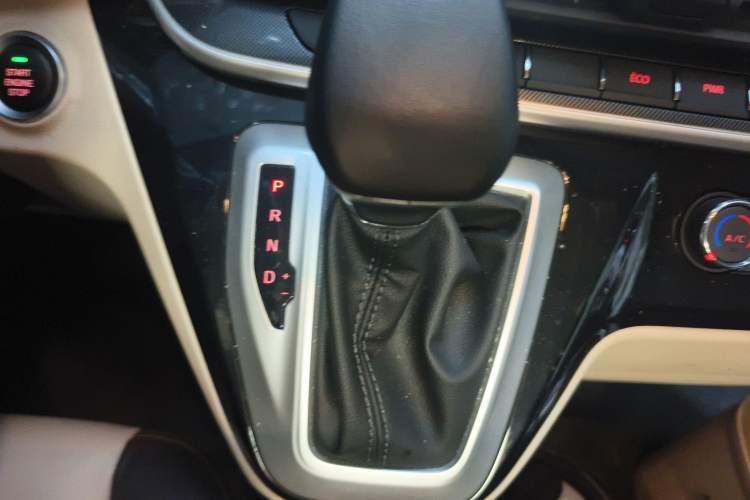 Used SAIC MAXUS V100 RV 2022 2.0T Traveler V100 Mountain Retreat Edition with Longitudinal Bed
