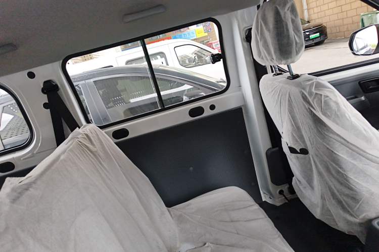 Used Wuling Yangguang 2024 300KM Comfort Version Passenger Van 75kW