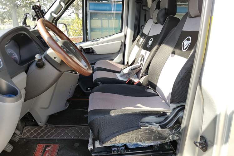 Used Foton Toano 2024 Joyear Multi-Function 2.0T Manual Long-Wheelbase Mid-Roof Model with Single Rear Tire Available in 5/6/7/9-Seater Configurations
