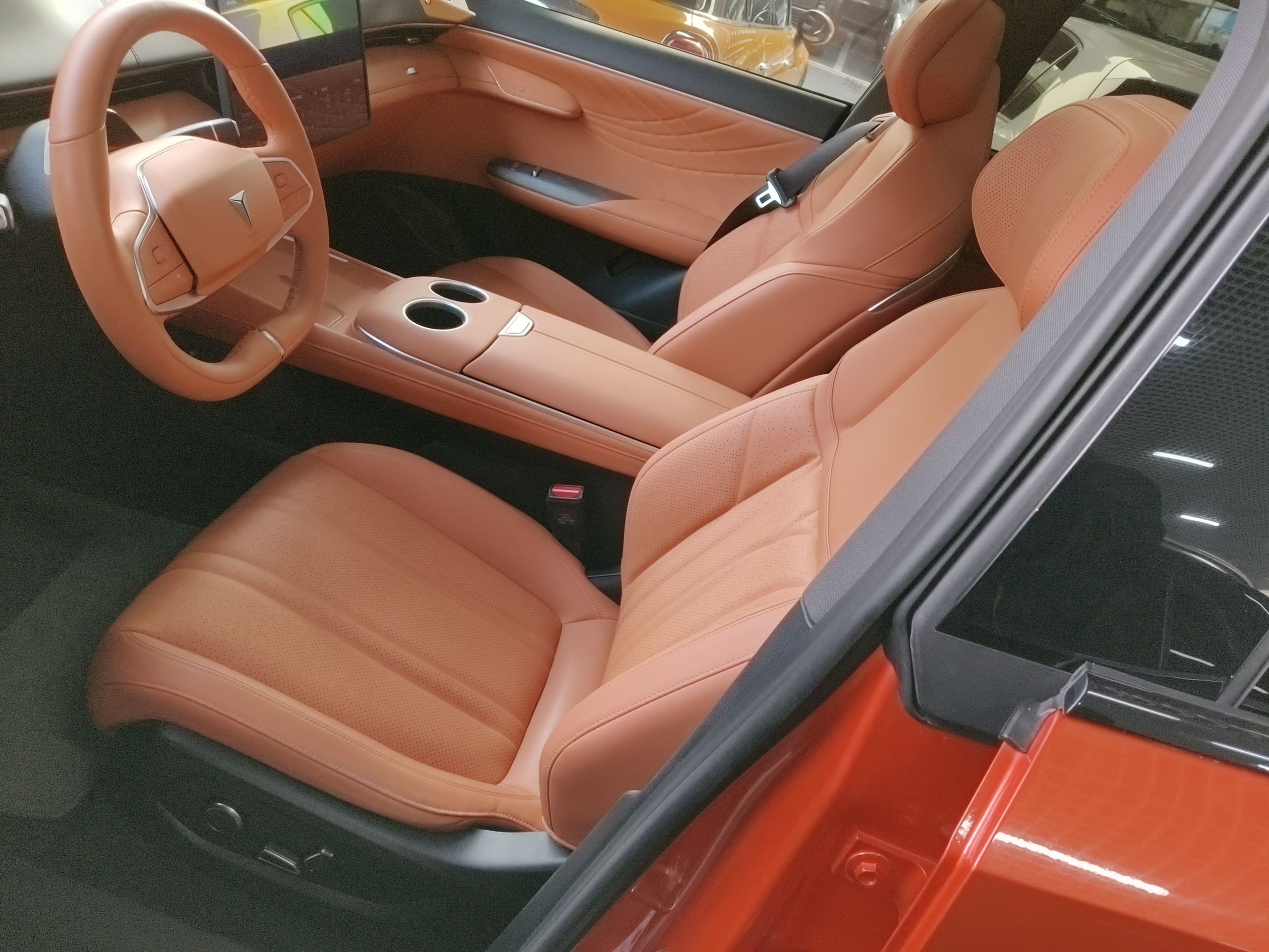 المقاعد الأمامية داخل السيارة