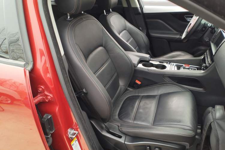 Used Jaguar F-PACE 2016 2.0T Two-Wheel Drive Urban Luxury Edition
