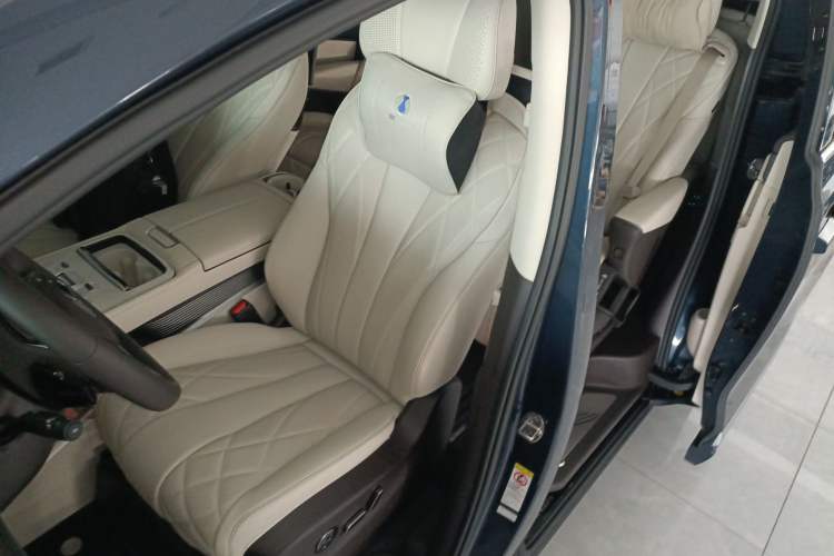 Used Denza D9 2025 DM-i Intelligent Drive 1020 Four-Wheel Drive Prestige Model
