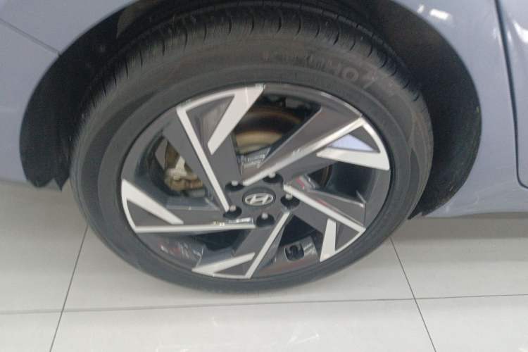 Used Hyundai Elantra 2023 1.5L CVT LUX Prestige Edition Exterior 5