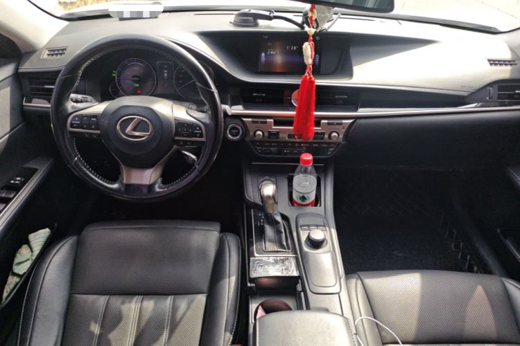 Used Lexus ES 2015 300h Comfort Edition Center Console