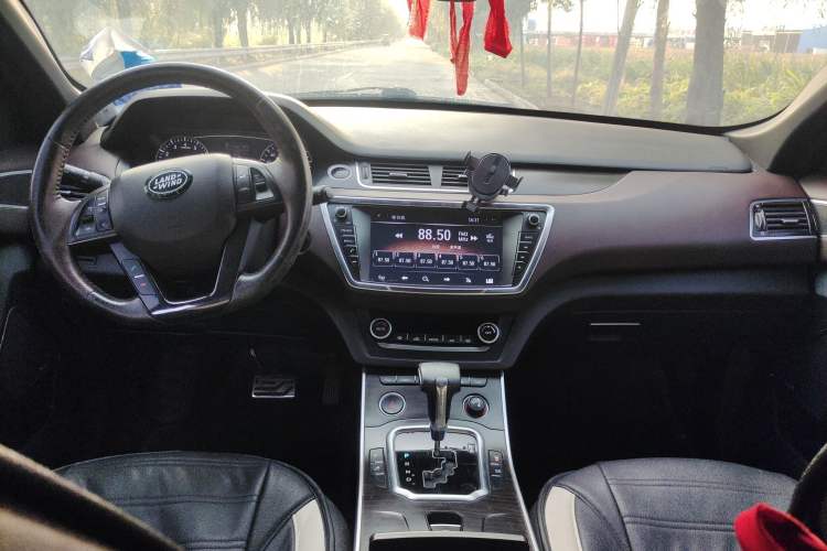 Used Land X7 2015 2.0T Panoramic Prestige Edition Center Console